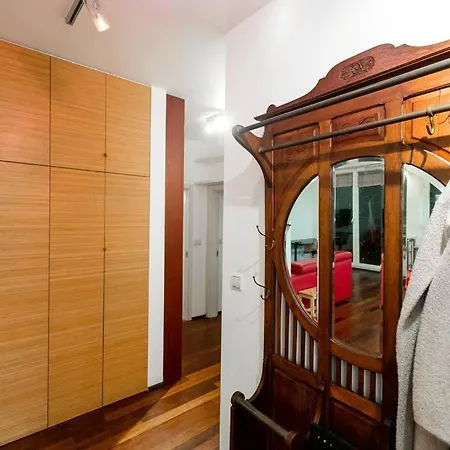 Stunning Apartment. Garage. Security. Mokotow Area * ワルシャワ